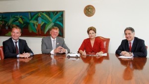 Brasília - DF, 01/10/2013. Presidenta Dilma Rousseff recebe Andreas Renschler, CEO da Mercedes-Benz Cars & Vans e Membro do Board da Daimler AG. Foto: Roberto Stuckert Filho/PR.